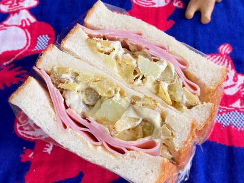 フライドポテトとハムのサンドイッチ♪